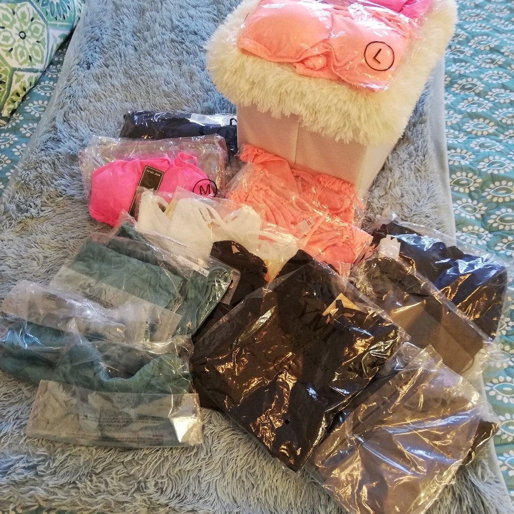 Bikinis - Picture 2 of 2